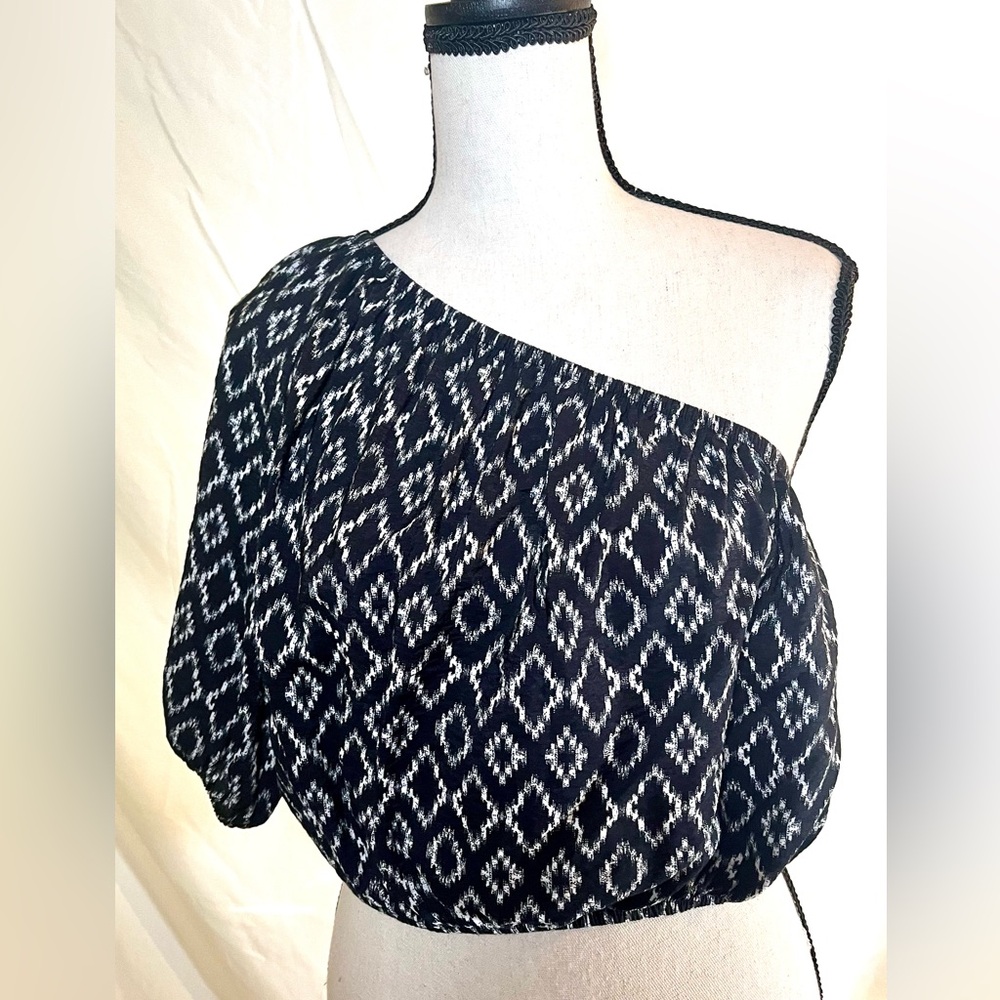 One shoulder crop top
